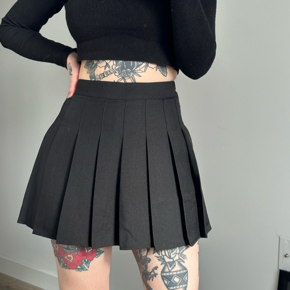Black pleated mini skirt
